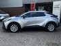 Toyota C-HR / C-HR+ 1.8 HYBRID 140 BLIND-SPOT 17''LM-VELGEN CAMERA NAVI AD-CRUISE APPLE/ANDROID NL-AUTO