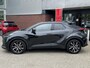 Toyota C-HR / C-HR+ 1.8 HYBRID 140 FIRST-EDITION STOEL/STUURVERW 4S-BANDEN BLIND SPOT EL-ACHTERKLEP PARK-SENSOREN CAMERA NAVI APPLE/ANDROID KEYLESS LED 18'' LM-VELGEN