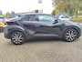 Toyota C-HR / C-HR+ 1.8 HYBRID 140 FIRST-EDITION STOEL/STUURVERW 4S-BANDEN BLIND SPOT EL-ACHTERKLEP PARK-SENSOREN CAMERA NAVI APPLE/ANDROID KEYLESS LED 18'' LM-VELGEN