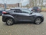 Toyota C-HR / C-HR+ 2.0 Plug-in Hybrid 220 DYNAMIC WARMTEPOMP STOEL/STUURVERW 18'' LM-VELGEN NAVI CAMERA PARK-SENSOREN KEYLESS NL-AUTO APPLE/ANDROID