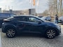 Toyota C-HR / C-HR+ 1.8 Hybrid 140 Dynamic NL-AUTO 1E-EIG KEYLESS BLIND SPOT 18'' LM-VELGEN PARK-SENSOREN CAMERA NAVI APPLE/ANDROID LED PRIVACY GLASS