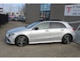 Mercedes-Benz A-klasse 180 AMG Night pakket Panoramadak/Stoelverwarming/Sfeerverlichting/DAB/Achteruitrijcamera/Cruise control 2e Paasdag geopend op Hellevoetsluis & Rotterdam van 12:00 tot 17:00