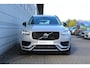 Volvo XC90 T8 Automaat Plug-in hybrid AWD Ultra Dark Nappa Leder met ventilatie Charcoal | Headup Display | Trekhaak | Luchtvering | Bowers & Wilkins | Stoelmassage | Stoelventilatie | Getinte ramen achter | Elektrisch verstelbare voorstoelen met geheugen | 20 Inch | All Seasonbanden | 6,4KW Boordlader | One Pedal Drive | Gelaagde zijruiten | Visual Park Assist | Full Led | Panoramadak | Draadloos opladen telefoon
