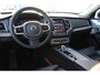 Volvo XC90 T8 Automaat Plug-in hybrid AWD Ultra Dark Nappa Leder met ventilatie Charcoal | Headup Display | Trekhaak | Luchtvering | Bowers & Wilkins | Stoelmassage | Stoelventilatie | Getinte ramen achter | Elektrisch verstelbare voorstoelen met geheugen | 20 Inch | All Seasonbanden | 6,4KW Boordlader | One Pedal Drive | Gelaagde zijruiten | Visual Park Assist | Full Led | Panoramadak | Draadloos opladen telefoon