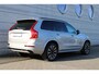 Volvo XC90 T8 Automaat Plug-in hybrid AWD Ultra Dark Nappa Leder met ventilatie Charcoal | Headup Display | Trekhaak | Luchtvering | Bowers & Wilkins | Stoelmassage | Stoelventilatie | Getinte ramen achter | Elektrisch verstelbare voorstoelen met geheugen | 20 Inch | All Seasonbanden | 6,4KW Boordlader | One Pedal Drive | Gelaagde zijruiten | Visual Park Assist | Full Led | Panoramadak | Draadloos opladen telefoon