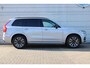 Volvo XC90 T8 Automaat Plug-in hybrid AWD Ultra Dark Nappa Leder met ventilatie Charcoal | Headup Display | Trekhaak | Luchtvering | Bowers & Wilkins | Stoelmassage | Stoelventilatie | Getinte ramen achter | Elektrisch verstelbare voorstoelen met geheugen | 20 Inch | All Seasonbanden | 6,4KW Boordlader | One Pedal Drive | Gelaagde zijruiten | Visual Park Assist | Full Led | Panoramadak | Draadloos opladen telefoon