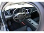 Volvo XC90 T8 Automaat Plug-in hybrid AWD Ultra Dark Nappa Leder met ventilatie Charcoal | Headup Display | Trekhaak | Luchtvering | Bowers & Wilkins | Stoelmassage | Stoelventilatie | Getinte ramen achter | Elektrisch verstelbare voorstoelen met geheugen | 20 Inch | All Seasonbanden | 6,4KW Boordlader | One Pedal Drive | Gelaagde zijruiten | Visual Park Assist | Full Led | Panoramadak | Draadloos opladen telefoon