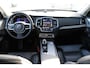 Volvo XC90 T8 Automaat Plug-in hybrid AWD Ultra Dark Nappa Leder met ventilatie Charcoal | Headup Display | Trekhaak | Luchtvering | Bowers & Wilkins | Stoelmassage | Stoelventilatie | Getinte ramen achter | Elektrisch verstelbare voorstoelen met geheugen | 20 Inch | All Seasonbanden | 6,4KW Boordlader | One Pedal Drive | Gelaagde zijruiten | Visual Park Assist | Full Led | Panoramadak | Draadloos opladen telefoon