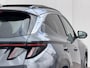 Hyundai Tucson 1.6 T-GDI HEV Premium Sky / Panoramadak / 1650kg Trekgewicht / Fabrieksgarantie tot 3-2028 / Dealer Onderhouden / Stoel Verwarming / Stoel Ventilatie / Stuurwiel Verwarming / Elektr. Verstelbare Stoelen + Memory / Dodehoek Detectie / Camera / Navigatie / Adaptieve Cruise / Elektr. Achterklep / Krell / DAB /