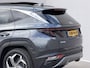 Hyundai Tucson 1.6 T-GDI HEV Premium Sky / Panoramadak / 1650kg Trekgewicht / Fabrieksgarantie tot 3-2028 / Dealer Onderhouden / Stoel Verwarming / Stoel Ventilatie / Stuurwiel Verwarming / Elektr. Verstelbare Stoelen + Memory / Dodehoek Detectie / Camera / Navigatie / Adaptieve Cruise / Elektr. Achterklep / Krell / DAB /