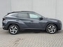 Hyundai Tucson 1.6 T-GDI HEV Premium Sky / Panoramadak / 1650kg Trekgewicht / Fabrieksgarantie tot 3-2028 / Dealer Onderhouden / Stoel Verwarming / Stoel Ventilatie / Stuurwiel Verwarming / Elektr. Verstelbare Stoelen + Memory / Dodehoek Detectie / Camera / Navigatie / Adaptieve Cruise / Elektr. Achterklep / Krell / DAB /