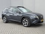 Hyundai Tucson 1.6 T-GDI HEV Premium Sky / Panoramadak / 1650kg Trekgewicht / Fabrieksgarantie tot 3-2028 / Dealer Onderhouden / Stoel Verwarming / Stoel Ventilatie / Stuurwiel Verwarming / Elektr. Verstelbare Stoelen + Memory / Dodehoek Detectie / Camera / Navigatie / Adaptieve Cruise / Elektr. Achterklep / Krell / DAB /