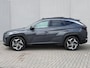 Hyundai Tucson 1.6 T-GDI HEV Premium Sky / Panoramadak / 1650kg Trekgewicht / Fabrieksgarantie tot 3-2028 / Dealer Onderhouden / Stoel Verwarming / Stoel Ventilatie / Stuurwiel Verwarming / Elektr. Verstelbare Stoelen + Memory / Dodehoek Detectie / Camera / Navigatie / Adaptieve Cruise / Elektr. Achterklep / Krell / DAB /