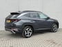 Hyundai Tucson 1.6 T-GDI HEV Premium Sky / Panoramadak / 1650kg Trekgewicht / Fabrieksgarantie tot 3-2028 / Dealer Onderhouden / Stoel Verwarming / Stoel Ventilatie / Stuurwiel Verwarming / Elektr. Verstelbare Stoelen + Memory / Dodehoek Detectie / Camera / Navigatie / Adaptieve Cruise / Elektr. Achterklep / Krell / DAB /