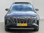 Hyundai Tucson 1.6 T-GDI HEV Premium Sky / Panoramadak / 1650kg Trekgewicht / Fabrieksgarantie tot 3-2028 / Dealer Onderhouden / Stoel Verwarming / Stoel Ventilatie / Stuurwiel Verwarming / Elektr. Verstelbare Stoelen + Memory / Dodehoek Detectie / Camera / Navigatie / Adaptieve Cruise / Elektr. Achterklep / Krell / DAB /