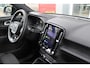 Volvo C40 Single Motor Core 238PK 69 kWh | PANORAMADAK | STOEL / STUUR VERWARMING | DODEHOEKDETECTIE | ACHTERUITRIJCAMERA | NAVIGATIE | APPLE-CARPLAY / ANDROID-AUTO | CRUISE CONTROL | KEYLESS START | DRAADLOZE TELEFOONLADER | PARKEERSENSOREN VOOR / ACHTER |