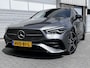 Mercedes-Benz CLA 180 Star Edition AMG | Night Pakket | Panoramadak | Bruin Interieur | Dodehoekassistent | Apple CarPlay | Android Auto | Sfeerverlichting | Stoelverwarming | Parkeersensoren | Achteruitrijcamera | Elektrisch Inklapbare Buitenspiegels
