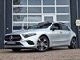 Mercedes-Benz A-klasse 250 e | Panoramadak | Night Pakket | MULTIBEAM LED Koplampen | Apple CarPlay | Android Auto | Sfeerverlichting | Dodehoekassistentie | Stoelverwarming | Achteruitrijcamera | Elektrisch Inklapbare Buitenspiegels