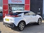 Toyota C-HR / C-HR+ 2.0 PHEV 220 DYNAMIC NL-AUTO 4-SEIZOENSBANDEN TREKHAAK PDC V+A STOEL- EN STUURVERWARMING