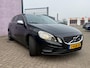 Volvo V60 1.6 T3 R-Design | Trekhaak | Dealeronderhouden | High Performance Audio | Climate | All-Seasonbanden | Parkeersensoren V+A | Navigatie