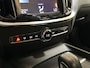 Volvo V60 2.0 B3 Sport 163Pk Automaat (APPLE CARPLAY, GROOT NAVI, CAMERA, GETINT GLAS, KEYLESS, SPORTSTOELEN, ELEK ACHTERKLEP, ADAPTIVE CRUISE, NIEUWE APK, NIEUWSTAAT)