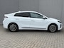 Hyundai Ioniq Premium EV 38 kWh Automaat / SOH 98,1% / Dealer onderhouden / Warmtepomp / Lederen bekleding / Stuur-/Stoel-/Achterbankverwarming / Stoelventilatie / Adaptieve Cruise Control / Achteruitrijcamera /
