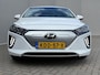 Hyundai Ioniq Premium EV 38 kWh Automaat / SOH 98,1% / Dealer onderhouden / Warmtepomp / Lederen bekleding / Stuur-/Stoel-/Achterbankverwarming / Stoelventilatie / Adaptieve Cruise Control / Achteruitrijcamera /