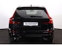 Volvo XC60 T6 Recharge AWD Plus Black Edition - Luchtvering - Panorama/schuifdak - IntelliSafe Assist & Surround - 360º Camera - Harman/Kardon audio - Adaptieve LED koplampen - Verwarmde voorstoelen, stuur & achterbank - Parkeersensoren voor & achter - Elektr. bedienb. voorstoelen met geheugen - Draadloze tel. lader - Extra getint glas - Elektr. inklapbare trekhaak - 21' LMV
