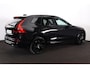 Volvo XC60 T6 Recharge AWD Plus Black Edition - Luchtvering - Panorama/schuifdak - IntelliSafe Assist & Surround - 360º Camera - Harman/Kardon audio - Adaptieve LED koplampen - Verwarmde voorstoelen, stuur & achterbank - Parkeersensoren voor & achter - Elektr. bedienb. voorstoelen met geheugen - Draadloze tel. lader - Extra getint glas - Elektr. inklapbare trekhaak - 21' LMV