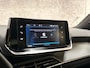 Peugeot 2008 1.2 PureTech Allure Sport 131Pk Automaat (APPLE CARPLAY, GROOT NAVI, ZWART HEMEL, LEDER, 360 CAMERA, SPORTSTOELEN, GETINT GLAS, LM VELGEN, NIEUWE APK, NIEUWSTAAT)