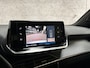 Peugeot 2008 1.2 PureTech Allure Sport 131Pk Automaat (APPLE CARPLAY, GROOT NAVI, ZWART HEMEL, LEDER, 360 CAMERA, SPORTSTOELEN, GETINT GLAS, LM VELGEN, NIEUWE APK, NIEUWSTAAT)
