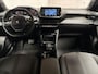 Peugeot 2008 1.2 PureTech Allure Sport 131Pk Automaat (APPLE CARPLAY, GROOT NAVI, ZWART HEMEL, LEDER, 360 CAMERA, SPORTSTOELEN, GETINT GLAS, LM VELGEN, NIEUWE APK, NIEUWSTAAT)