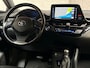 Toyota C-HR / C-HR+ 1.8 Hybrid Sport Automaat (NAVIGATIE, CLIMATE, CAMERA, GETINT GLAS, SPORTSTOELEN, GETINT GLAS, CRUISE, ADAPTIVE CRUISE, ZWART HEMEL, NIEUWE APK, NIEUWSTAAT)