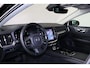 Volvo V60 T6 Recharge AWD Plus Dark - IntelliSafe Assist & Surround - Parkeercamera achter - Verwarmde voorstoelen, stuur & achterbank - Parkeersensoren voor & achter - Elektr. bedienb. voorstoelen met geheugen - Elektr. inklapbare trekhaak - 18' LMV