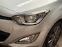 Hyundai i20 1.2i Sport Deluxe (SCHUIFDAK, APPLE CARPLAY, AIRCO, LEDER, PARKEERSENSOREN, SPORTSTOELEN, CRUISE, BLUETOOTH, NIEUWSTAAT)