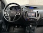 Hyundai i20 1.2i Sport Deluxe (SCHUIFDAK, APPLE CARPLAY, AIRCO, LEDER, PARKEERSENSOREN, SPORTSTOELEN, CRUISE, BLUETOOTH, NIEUWSTAAT)