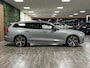 Volvo V60 T8 AWD Recharge Ultra Dark Performance Edit. | 360° Camera | Schuifdak | Head-Up Display | Harman Kardon | Polestar Engineered | 455pk | Adaptieve Cruise Control | Stoelverwarming voor+achter | Stuurwielverwarming | Full LED Meesturende koplampen | Pilot Assist | BLIS Dode Hoek Detectie | Elektrische voorstoelen geheugen | Contour stoelen met wit stiksel en bies | Zitting verlenging voorstoelen | Lederen dashboard | 19 Inch | Google Infotainment | Keyless Drive | Parkeersensoren voor+achter | Privacy Glass | Elektrisch bedienbare achterklep | DAB Radio | Apple Carplay/Android Auto | Volvo On Call met mobiele App functie | Vapour Grey Metallic |