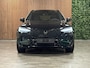Volvo XC60 T6 AWD Recharge Ultra Black Edition | Luchtvering | 360° Camera | Head-Up Display | Harman Kardon | Schuifdak | Adaptieve Cruise Control | Stoelverwarming voor+achter | Stuurwielverwarming | 22 Inch | Full LED Meesturende koplampen | Pilot Assist | BLIS Dode Hoek Detectie | Elektrische voorstoelen geheugen | R-Design Contour stoelen met wit stiksel en bies | Zitting verlenging voorstoelen | Lederen Dashboard | Google Infotainment | Keyless Drive | Parkeersensoren voor+achter | Privacy Glass | Elektrisch bedienbare achterklep | Alarm Klasse III | DAB Radio | Apple Carplay/Android Auto | Draadloos telefoon opladen | Volvo On Call met mobiele App functie | Onyx Black Metallic |