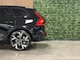Volvo XC60 T6 AWD Recharge Ultra Black Edition | Luchtvering | 360° Camera | Head-Up Display | Harman Kardon | Schuifdak | Adaptieve Cruise Control | Stoelverwarming voor+achter | Stuurwielverwarming | 22 Inch | Full LED Meesturende koplampen | Pilot Assist | BLIS Dode Hoek Detectie | Elektrische voorstoelen geheugen | R-Design Contour stoelen met wit stiksel en bies | Zitting verlenging voorstoelen | Lederen Dashboard | Google Infotainment | Keyless Drive | Parkeersensoren voor+achter | Privacy Glass | Elektrisch bedienbare achterklep | Alarm Klasse III | DAB Radio | Apple Carplay/Android Auto | Draadloos telefoon opladen | Volvo On Call met mobiele App functie | Onyx Black Metallic |