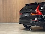 Volvo XC60 T6 AWD Recharge Ultra Black Edition | Luchtvering | 360° Camera | Head-Up Display | Harman Kardon | Schuifdak | Adaptieve Cruise Control | Stoelverwarming voor+achter | Stuurwielverwarming | 22 Inch | Full LED Meesturende koplampen | Pilot Assist | BLIS Dode Hoek Detectie | Elektrische voorstoelen geheugen | R-Design Contour stoelen met wit stiksel en bies | Zitting verlenging voorstoelen | Lederen Dashboard | Google Infotainment | Keyless Drive | Parkeersensoren voor+achter | Privacy Glass | Elektrisch bedienbare achterklep | Alarm Klasse III | DAB Radio | Apple Carplay/Android Auto | Draadloos telefoon opladen | Volvo On Call met mobiele App functie | Onyx Black Metallic |