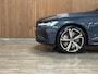 Volvo V60 T8 AWD Recharge Ultra Dark Performance Edit. | 360° Camera | Schuifdak | Head-Up Display | Harman Kardon | Polestar Engineered | 455pk | Adaptieve Cruise Control | Stoelverwarming voor+achter | Stuurwielverwarming | Full LED Meesturende koplampen | Pilot Assist | BLIS Dode Hoek Detectie | Elektrische voorstoelen geheugen | Contour stoelen met wit stiksel en bies | Zitting verlenging voorstoelen | Lederen dashboard | 19 Inch | Google Infotainment | Keyless Drive | Parkeersensoren voor+achter | Privacy Glass | Elektrisch bedienbare achterklep | DAB Radio | Apple Carplay/Android Auto | Volvo On Call met mobiele App functie | Denim Blue Metallic |