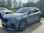 BMW X1 xDrive25e eDrive M Sport | Plug-in Hybride | PHEV | 220pk | Panoramadak | Storm Bay Metallic | 19 inch | M Pakket | Camera | Sportstoelen | Led verlichting | Head Up Display | Shadowline Exterieur