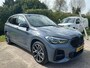 BMW X1 xDrive25e eDrive M Sport | Plug-in Hybride | PHEV | 220pk | Panoramadak | Storm Bay Metallic | 19 inch | M Pakket | Camera | Sportstoelen | Led verlichting | Head Up Display | Shadowline Exterieur