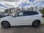 BMW X1 xDrive25e M Sport | 220 PK PHEV | Plug-in Hybride | M pakket | Trekhaak | 19 inch | Camera | Sportstoelen | Stoelverwarming | Adaptive Led | Individual dakhemel | Elektrische achterklep