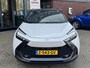 Toyota C-HR / C-HR+ 2.0 Plug-in Hybrid 220 Première Edition PANODAK LEER 360° CAMERA JBL-AUDIO EL-STOEL STOEL/STUURVERW BLIND SPOT KEYLESS LED EL-ACHTERKLEP 19'' LM-VELGEN NL-AUTO