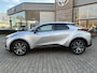 Toyota C-HR / C-HR+ HYBRID 140 DYNAMIC NAVI APPLE/ANDROID BLIND-SPOT PARK-SENSOREN LED 18" LM-VELGEN NL-AUTO