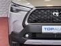 Toyota Corolla Cross HYBRID 140 STYLE STOEL/STUUR VERW. ELEK.KLEP LED KEYLESS CARPLAY NAVI CAMERA ADAP CRUISE PDC ✅ Top auto's Wijchen. Al 30 Jaar verkoop van Toyota  : Benzine / Hybride / PHEV / HEV / Diverse modellen : Style / Executive / Dynamic / Plus / Business / Sport / Active / Premium etc. ✅