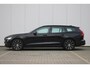 Volvo V60 T6 Plug-in hybrid AWD Plus Dark | Trekhaak | Rondomzicht camera | Verwarmbare voorstoelen + achterbank | Premium audio by Harman Kardon | Verwarmbaar stuurwiel + voorruit