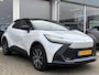 Toyota C-HR / C-HR+ 1.8 Hybrid 140 First Edition | Zwart dak | Elek. achterklep | Blindspot | 360 Camera | Adaptive Cruise | 1e eigenaar | Toyota garantie tot 2034!
