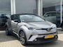 Toyota C-HR / C-HR+ 1.8 Hybrid Bi-Tone | Leder | Stoelverwarming | Zomer + winterbanden | Parkeersensoren voor en achter | Toyota Garantie tot 2028!